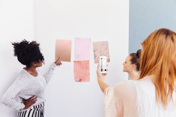 Cómo probar un color en la pared antes de comprar toda la pintura-