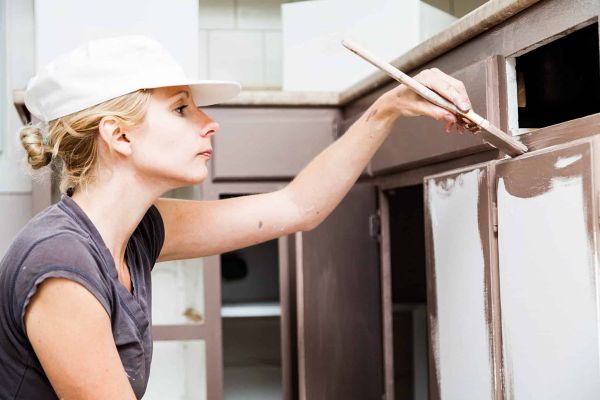 Cómo renovar gabinetes de cocina con pintura: preparación y acabado