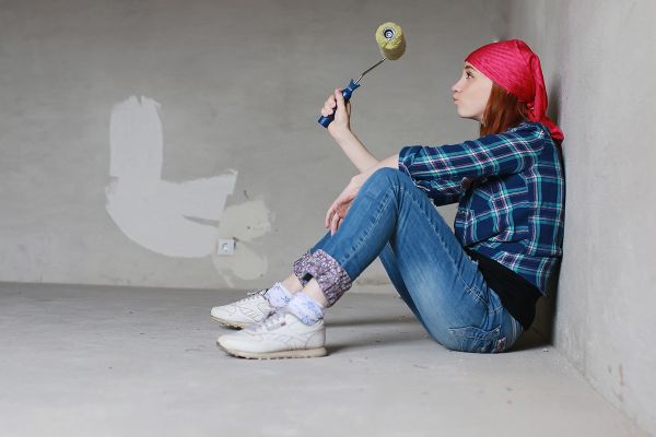 ¿Cómo pintar una pared nueva de concreto por primera vez?