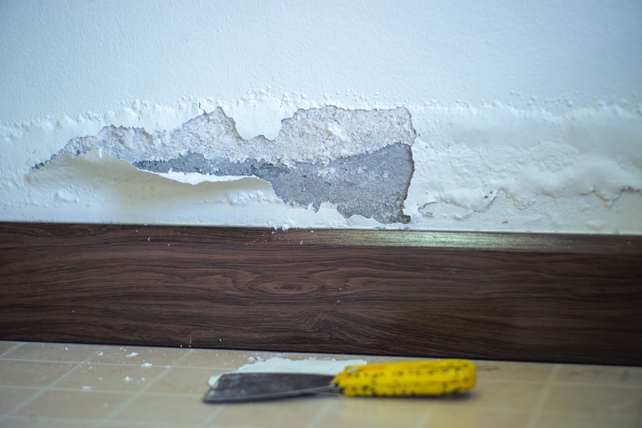 7 señales de humedad en una pared que debes identificar antes de pintar