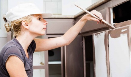 C&oacute;mo renovar gabinetes de cocina con pintura: preparaci&oacute;n y acabado