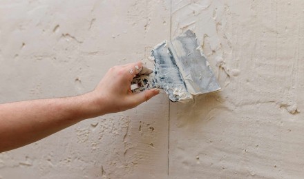 &iquest;C&oacute;mo reparar grietas en paredes paso a paso?